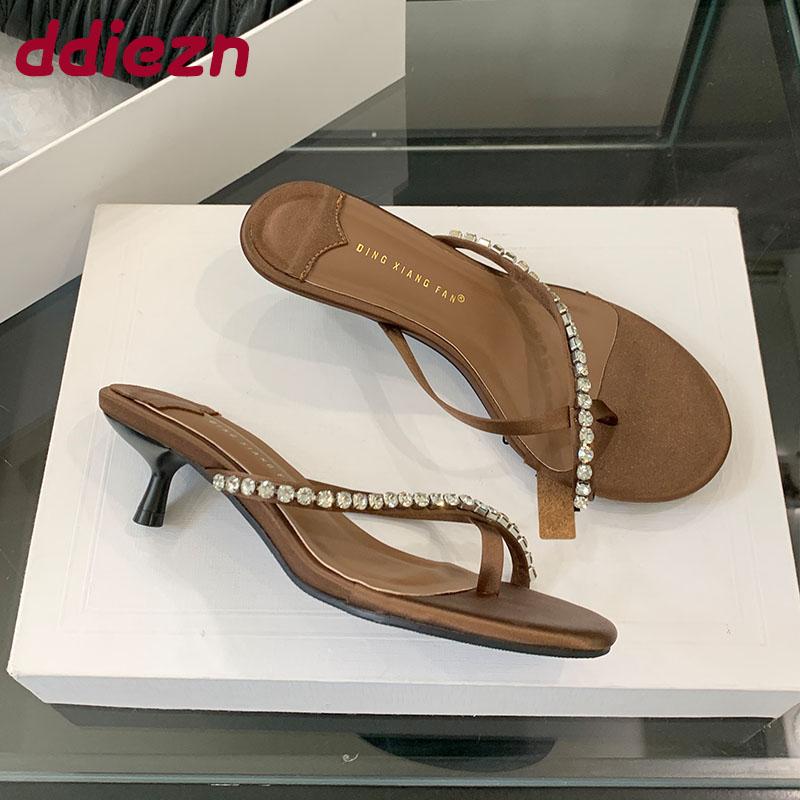 Fashion Female Low Heel Flip flops Slides Slippers Shoes For Women Luxury Fashion Rhinestones Ladies Heeled Slippers Sandals Shoes Pumps