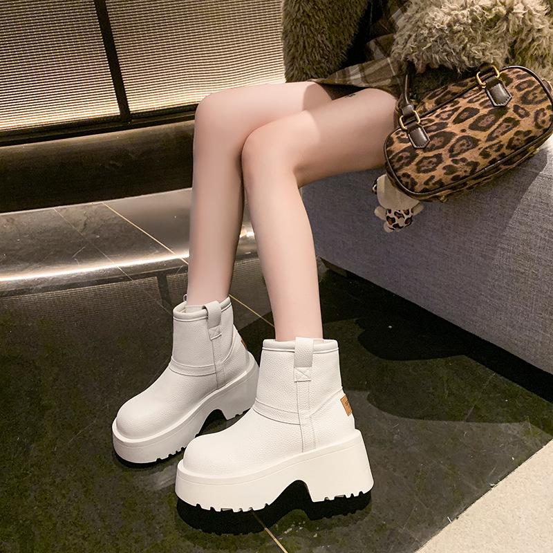 Small height increase round head thick-soled snow boots women's 2025 winter velvet warm short boots Internet celebrities same cotton shoes