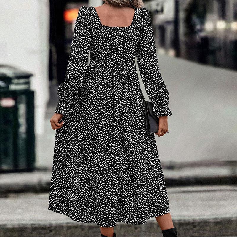 Herbstmode Damen Kleid mit quadratischem Ausschnitt und kleinem Punktmuster