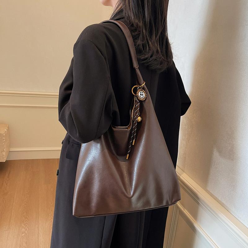 Large-capacity bag women's bag 2025 autumn and winter new simple soft leather shoulder underarm bag retro style commuter messenger bag