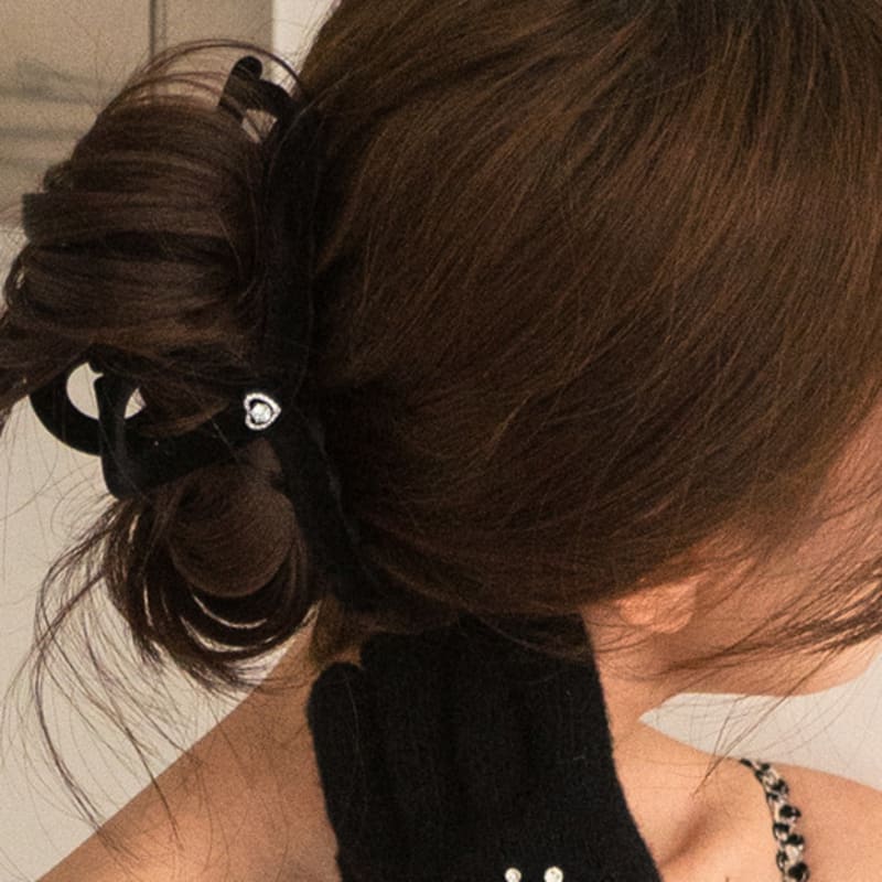 

TORTOISE Livadia Heart Velvet Hair Clip black