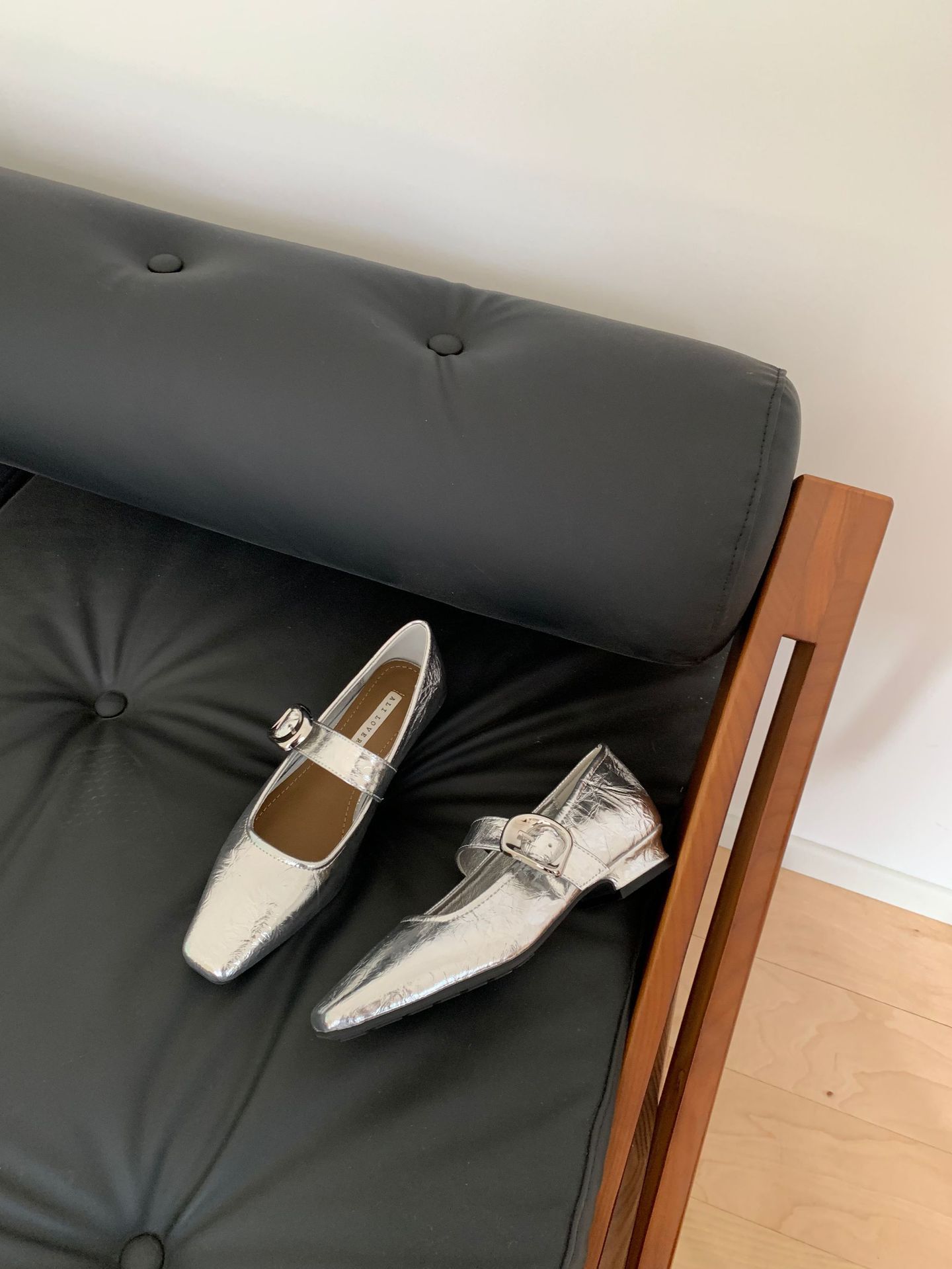 

French low-heeled square-headed silver Mary Jane shoes women s shoes 2025 early spring new single shoes retro fashion small leather shoes 39