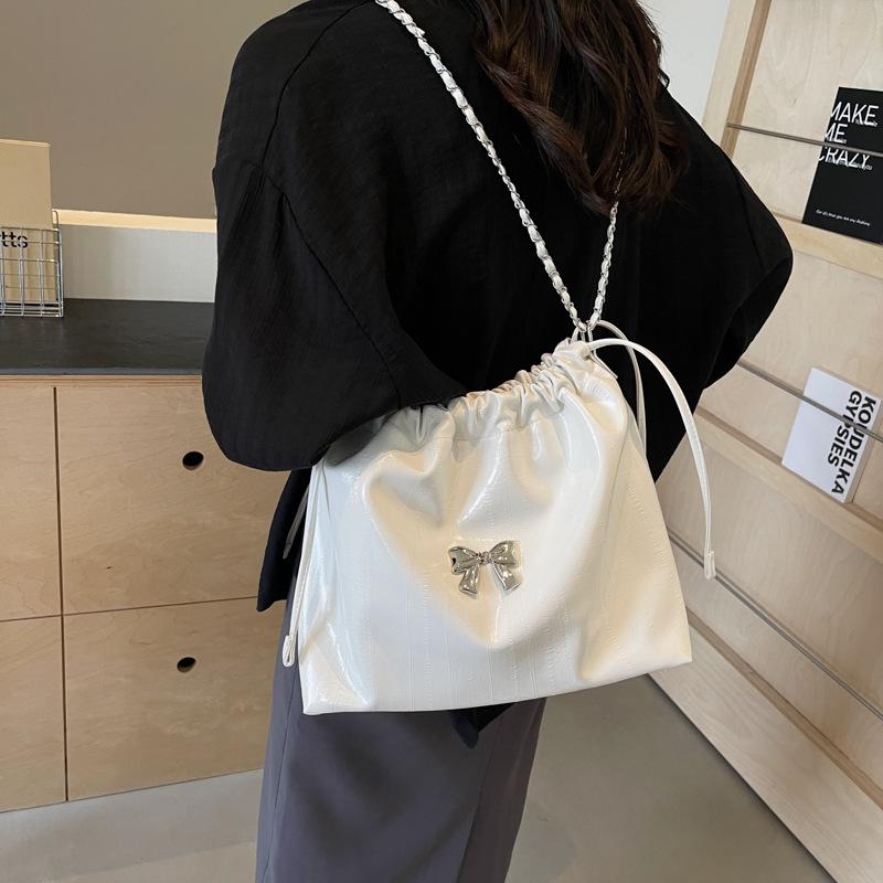 

Large-capacity bucket bag women s 2025 new simple versatile chain shoulder bag texture class commuter tote bag 30*14*23 чорний