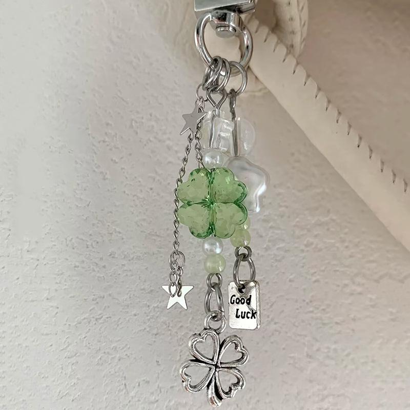 Přívěsek čtyřlístek: Ručně vyráběný korálkový obal na telefon a klíčenka s lanyardem