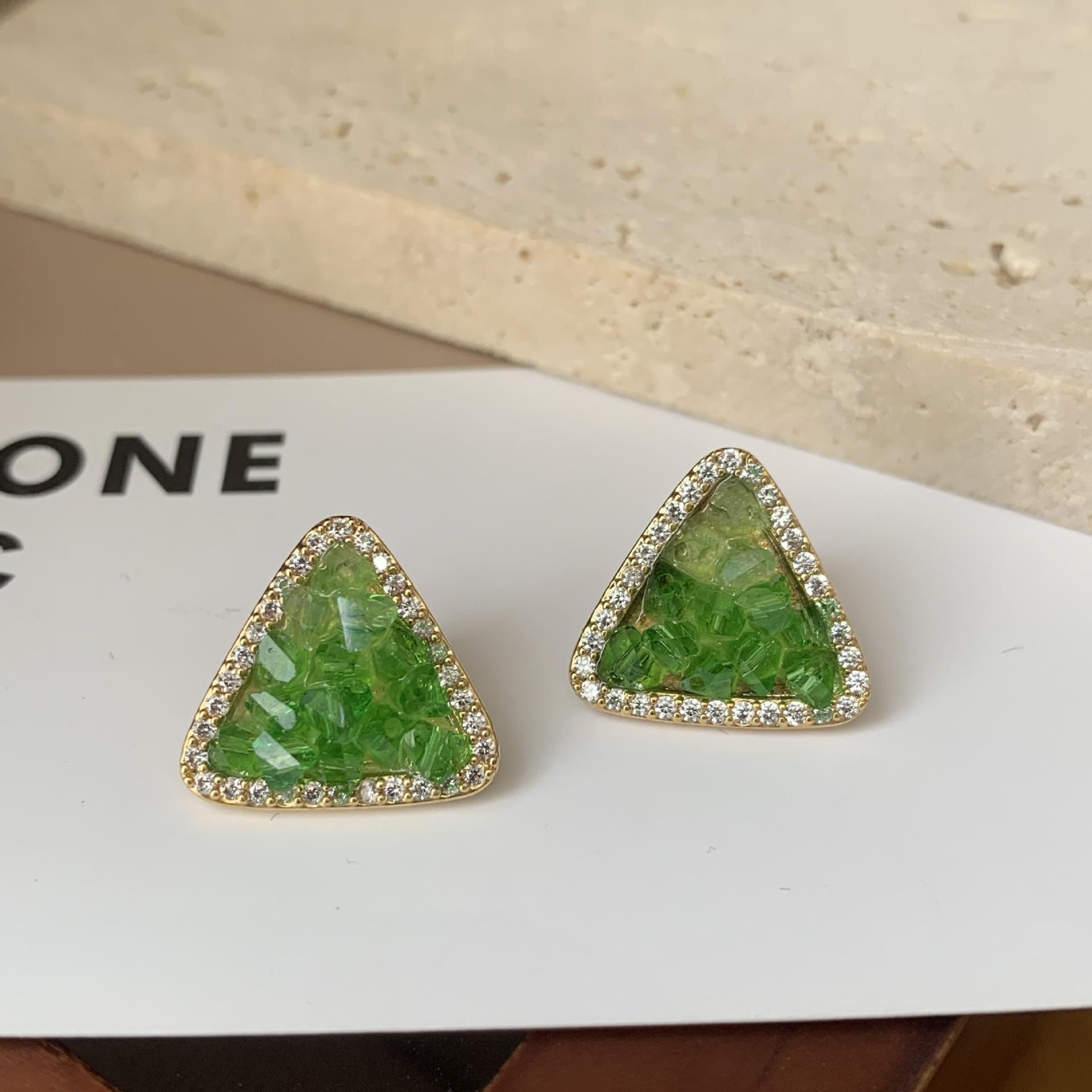 

Надзвичайно красиві трикутні кришталеві сережки з градієнтним кольором для жінок Модні сережки в стилі партії Геометрія зелений