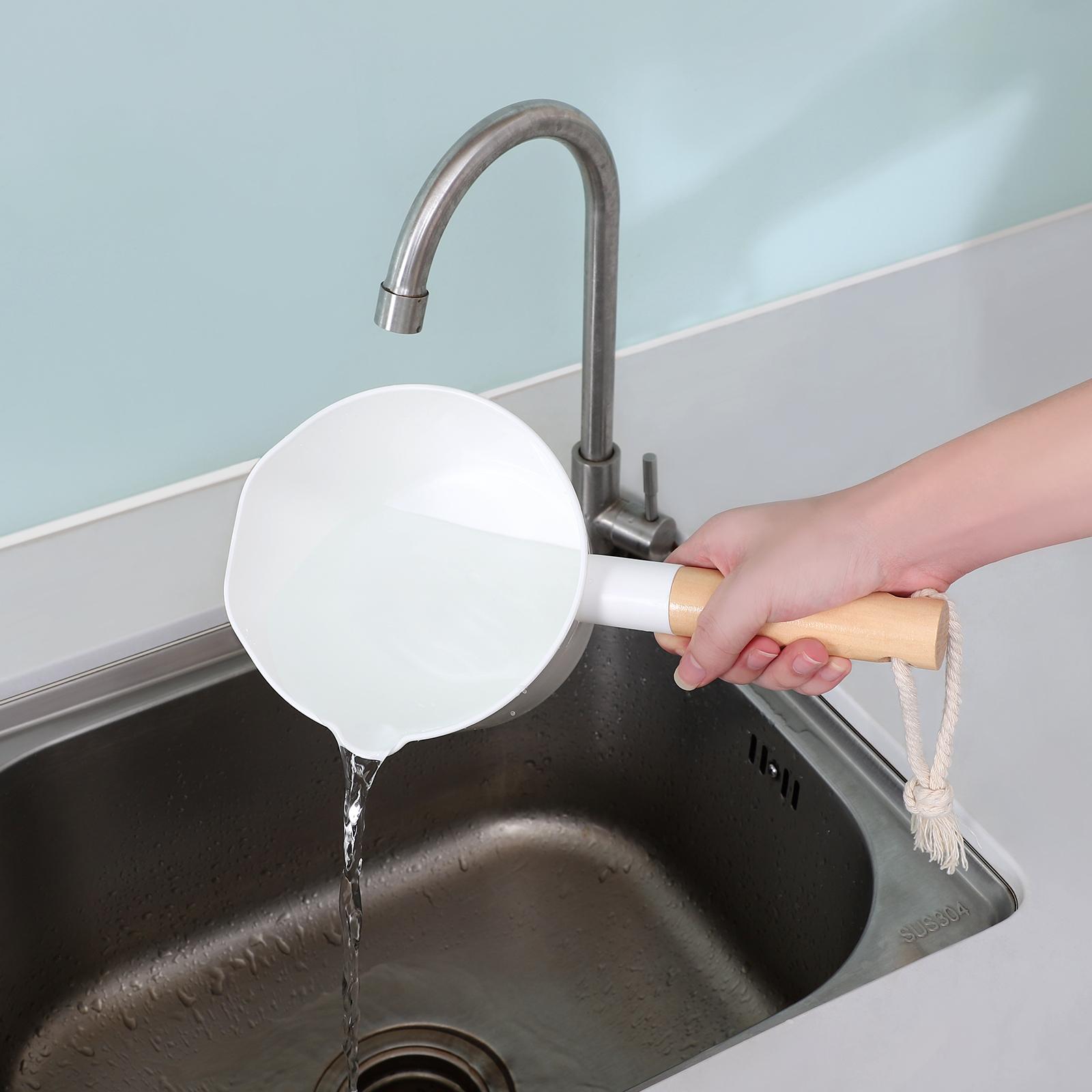 

Hemoton Водяной ковш с длинной деревянной ручкой, ковш для ванны, ковш для ванной комнаты, ковш для кухни, ванной комнаты 20cm белый