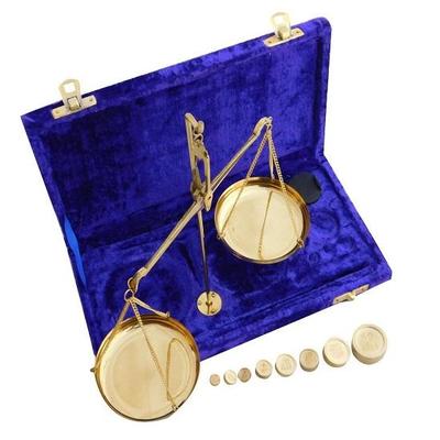 Polierte Messing-Schmuckschatulle, blaue Samtbox, Gewichtsausgleich