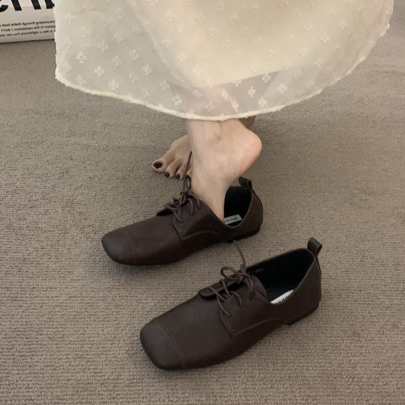 

Туфли женские маленькие из кожи на плоской подошве на шнуровке в черном цвете в стиле ретро, британский стиль, модные лоферы на квадратном каблуке, весна-осень 2025 40 коричневый