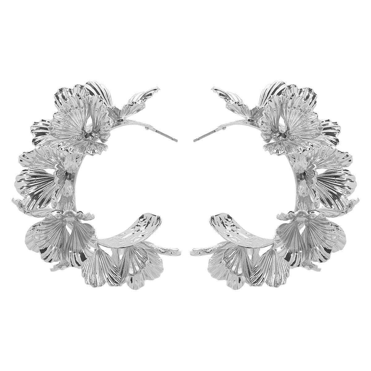 

Women European American Exaggerated 3D Stacked Flower Earrings Luxury Retro Trendy Metal C Shape Ear Cuffs білий