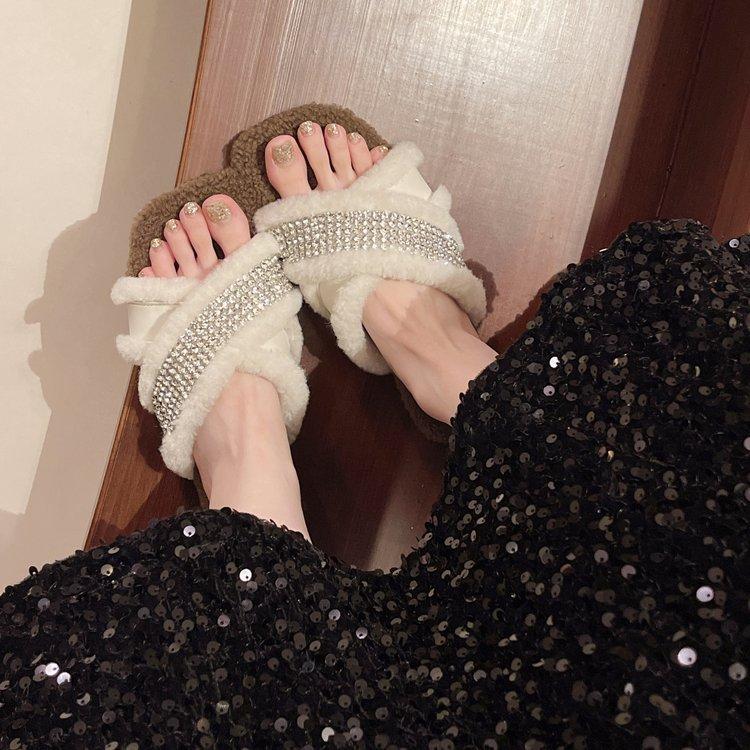 Internet-Berühmtheit flauschige Hausschuhe Damen tragen 2024 Herbst und Winter neu Strass flacher Boden Ein-Wort kleiner duftender Plüschhausschuhe