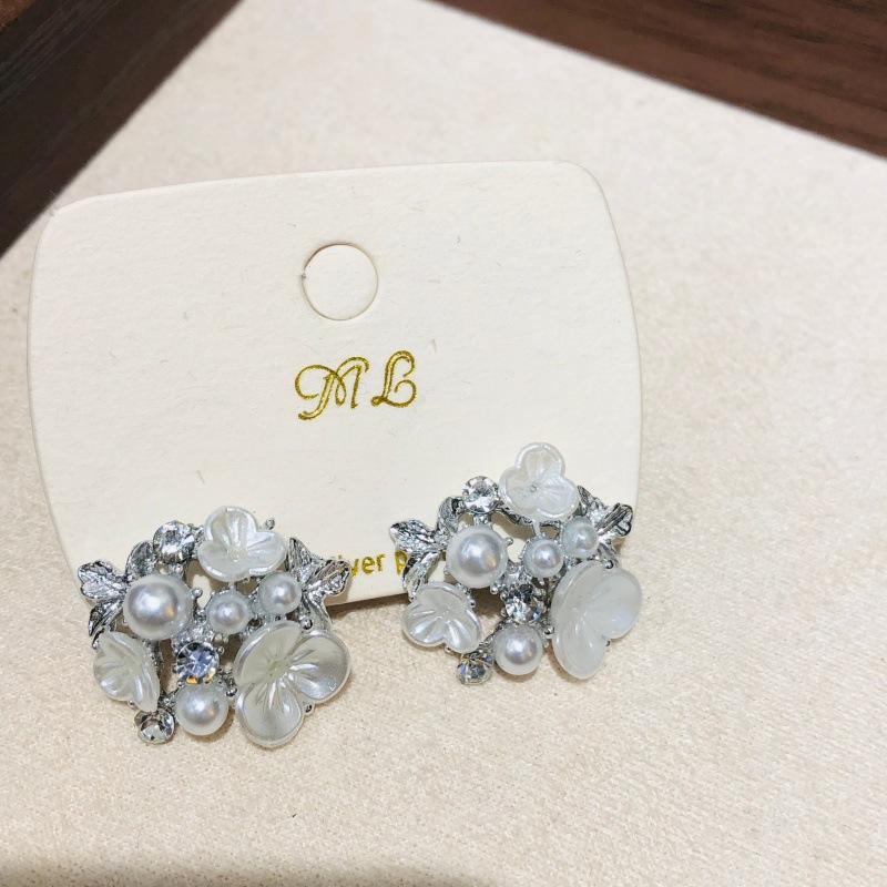 Vielseitige Perlenblumen-Ohrstecker S925 Silberstift Nische Modedesign Sinn Hochwertiger Schmuck Großhandel