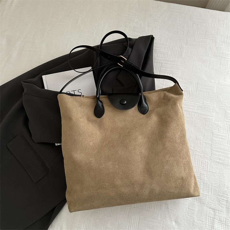 

Корейская версия матовая большая вместимость 2025 осень новая однотонная повседневная ретро сумка-тоут для通勤 через плечо мессенджер