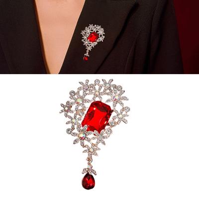 Elegante florale Brosche für Damen Vintage-inspiriertes Legierungs-Accessoire mit Kristallen verziert für Hochzeiten, Partys, tägliches Tragen