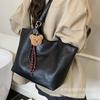Large-capacity retro bag women's autumn and winter 2025 new versatile simple shoulder bag popular commuter tote bag this year