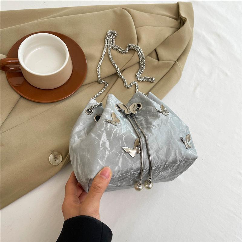 Niche design pleated strap butterfly shoulder messenger bag autumn new high-end versatile chain bucket bag