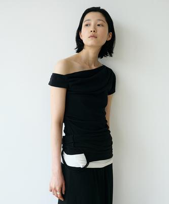 Loutaideu Off Shoulder Drape T-Shirt [Black]