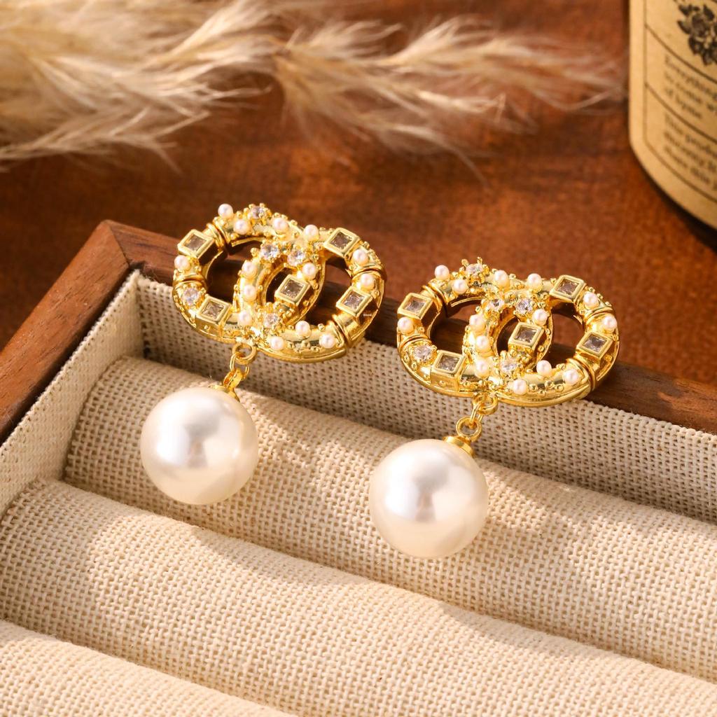 Trendy Double C Stud Earrings: Chic & Luxurious Fashion Jewelry
