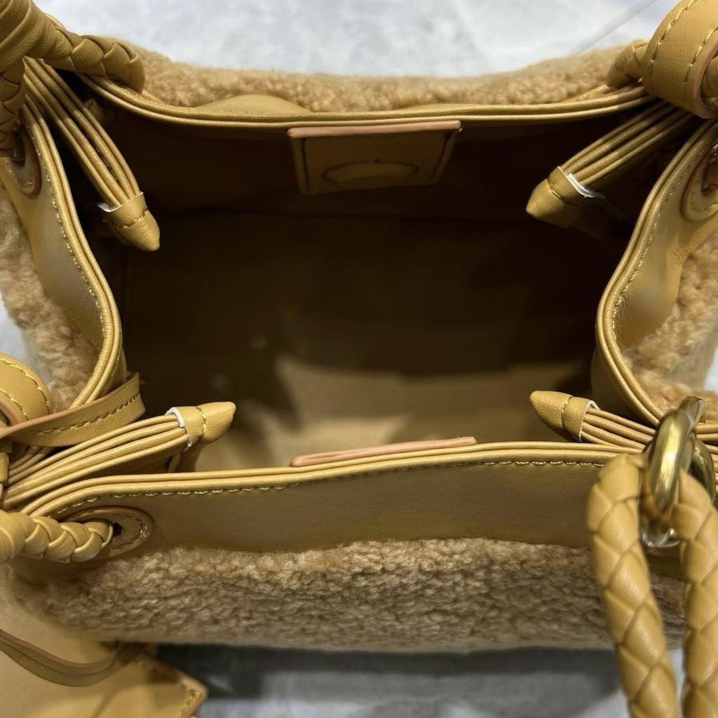 Outono e inverno nova bolsa de paraquedas de lã de cordeiro de mão nicho versátil bolsa de ombro mensageiro feminina bolsa balde de moda para o dia a dia