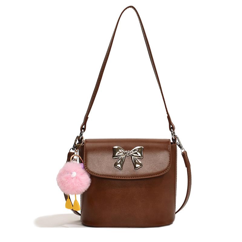 

В этом году популярны маленькие сумки с нежным бантом для женских осенних новых сумок-мессенджеров, сумок-ведер и женской моды 2025 года. коричневый