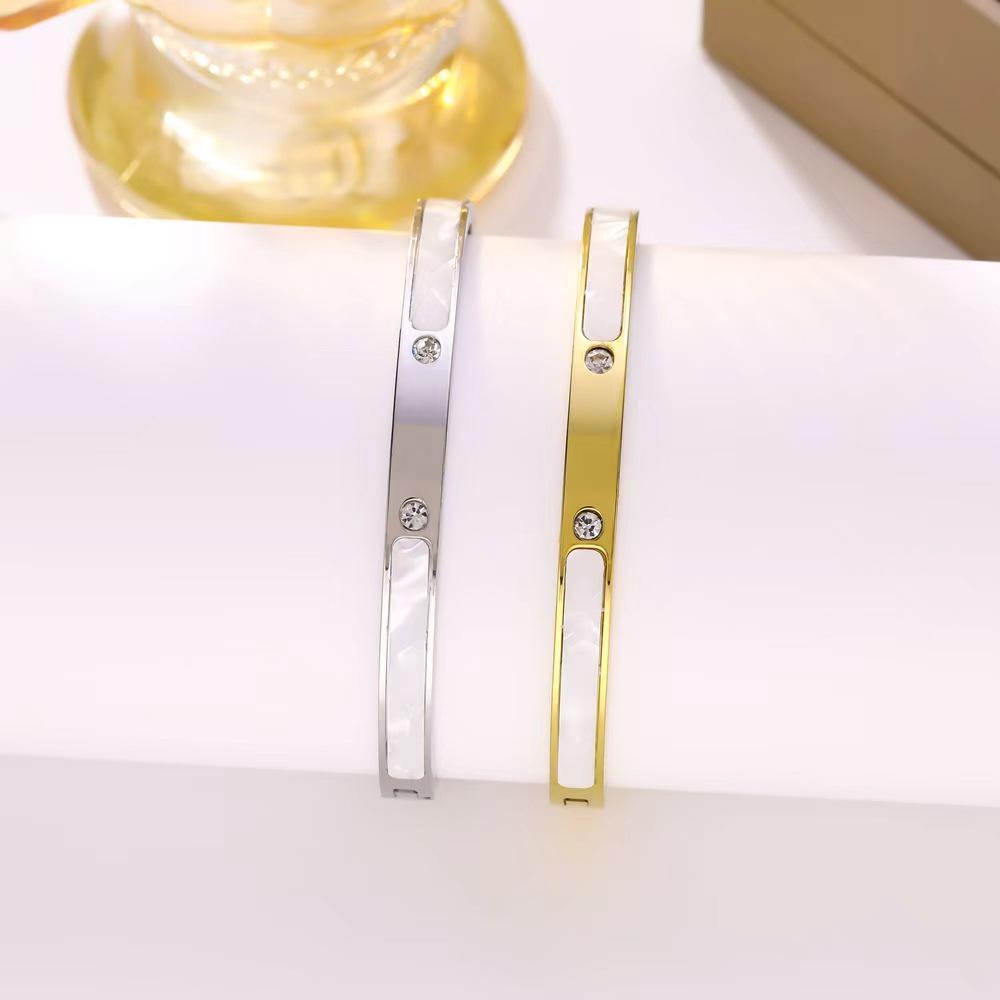 Bracciale da Donna di Lusso in Acciaio al Titanio con Diamanti, Placcato Oro 18K, Chiusura a Conchiglia Bianca, Design per Coppia.