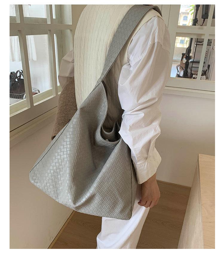 

Нишевый дизайн ретро 2025 новая большая вместительная сумка-тоут с плетеным узором, ленивый ветер, на одно плечо, под мышку, для通勤, женская серый