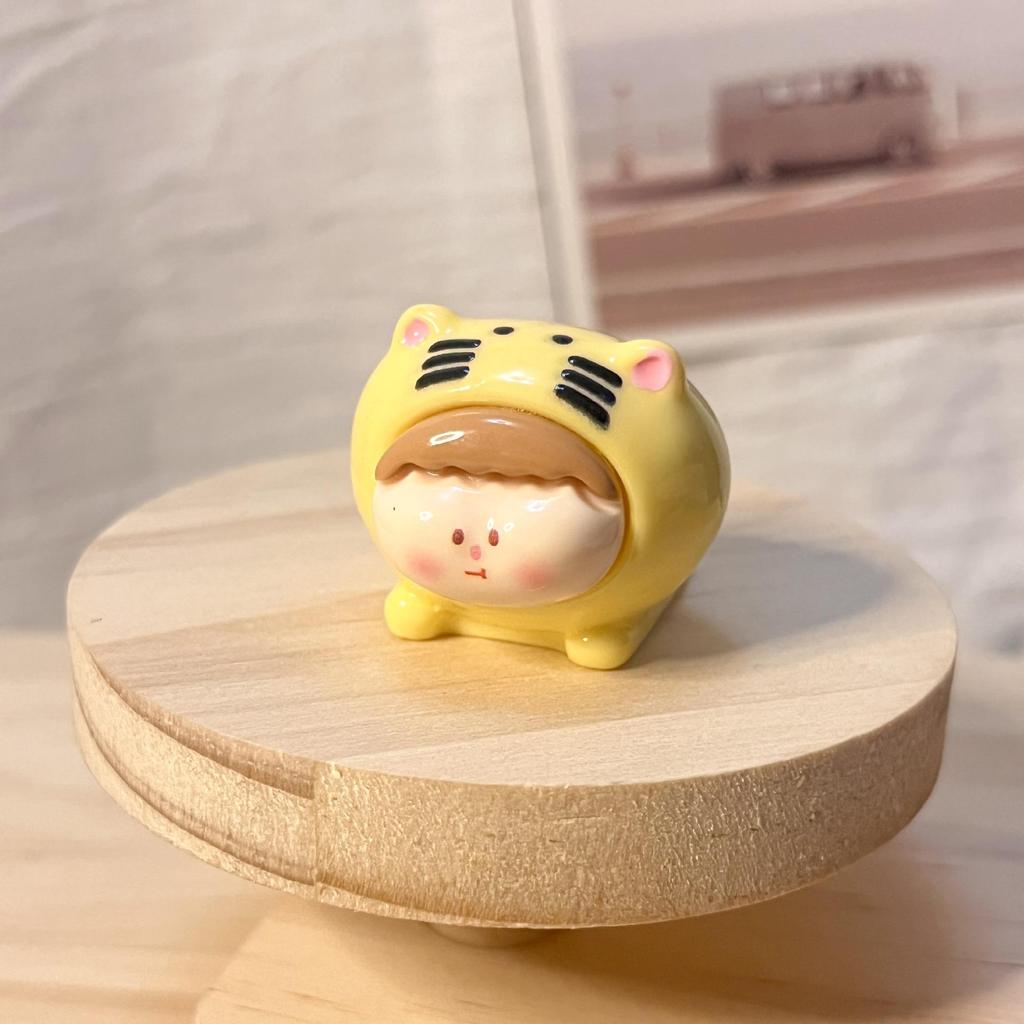 Lilith Jednokolorowy Lakier Torebka Niespodzianka: Urocza tygrysia ozdoba na biurko lalka zabawka