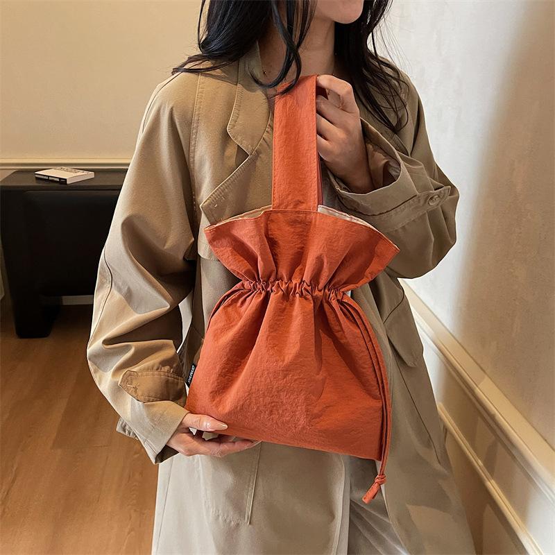 Einfache Handtasche im japanischen Stil für Damen Fashi Knitter-Kordelzug-Kosmetiktasche Vielseitige Taschen für Teenager-Mädchen