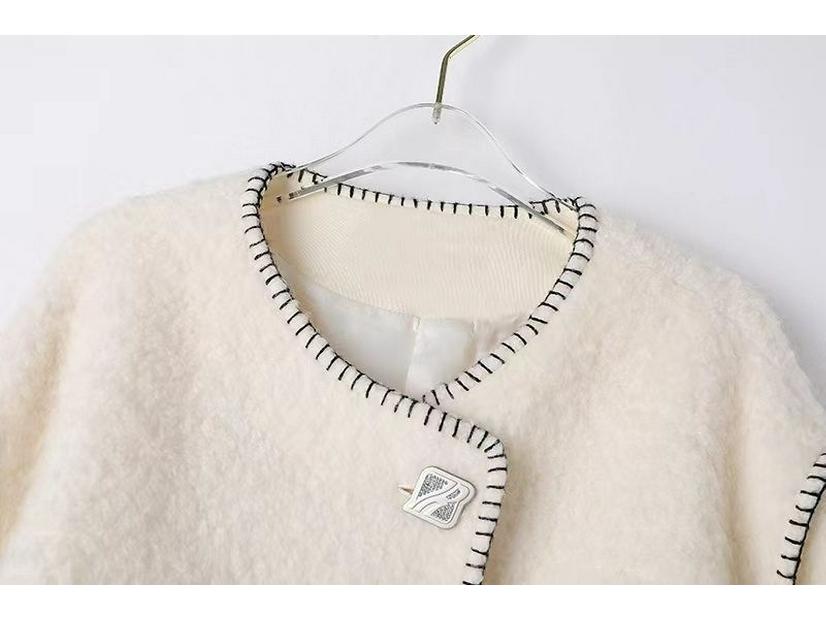 Rui Jian Ai Wei Women's Autumn Collection: Beige Gentle Style with Decorative Trim