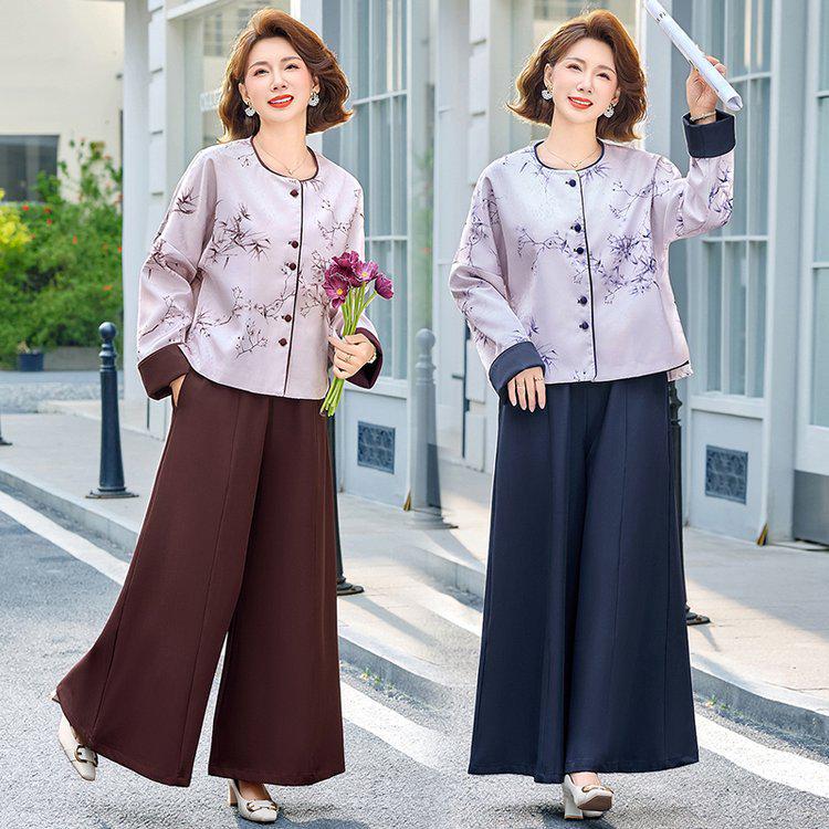 

Elegant Spring Suit for Women 50+: Stylish, Loose, Slimming Two-Piece Set 4XL темно-синього кольору