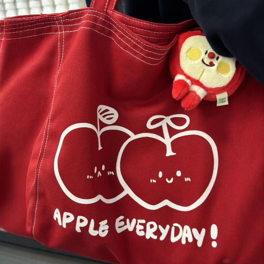 [Daily Apple] A big red canvas bag that can hold everything in a festive atmosphere, a shoulder backpack, and a shopping bag.