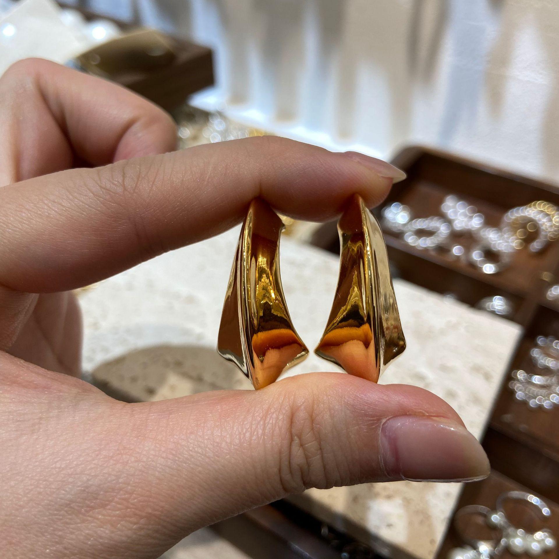 

The Blogger Has The Same Crescent-Shaped Arc-Smooth Surface 5-Layer Real Gold Electroplated Earrings, Simple French Little Moon Earrings.