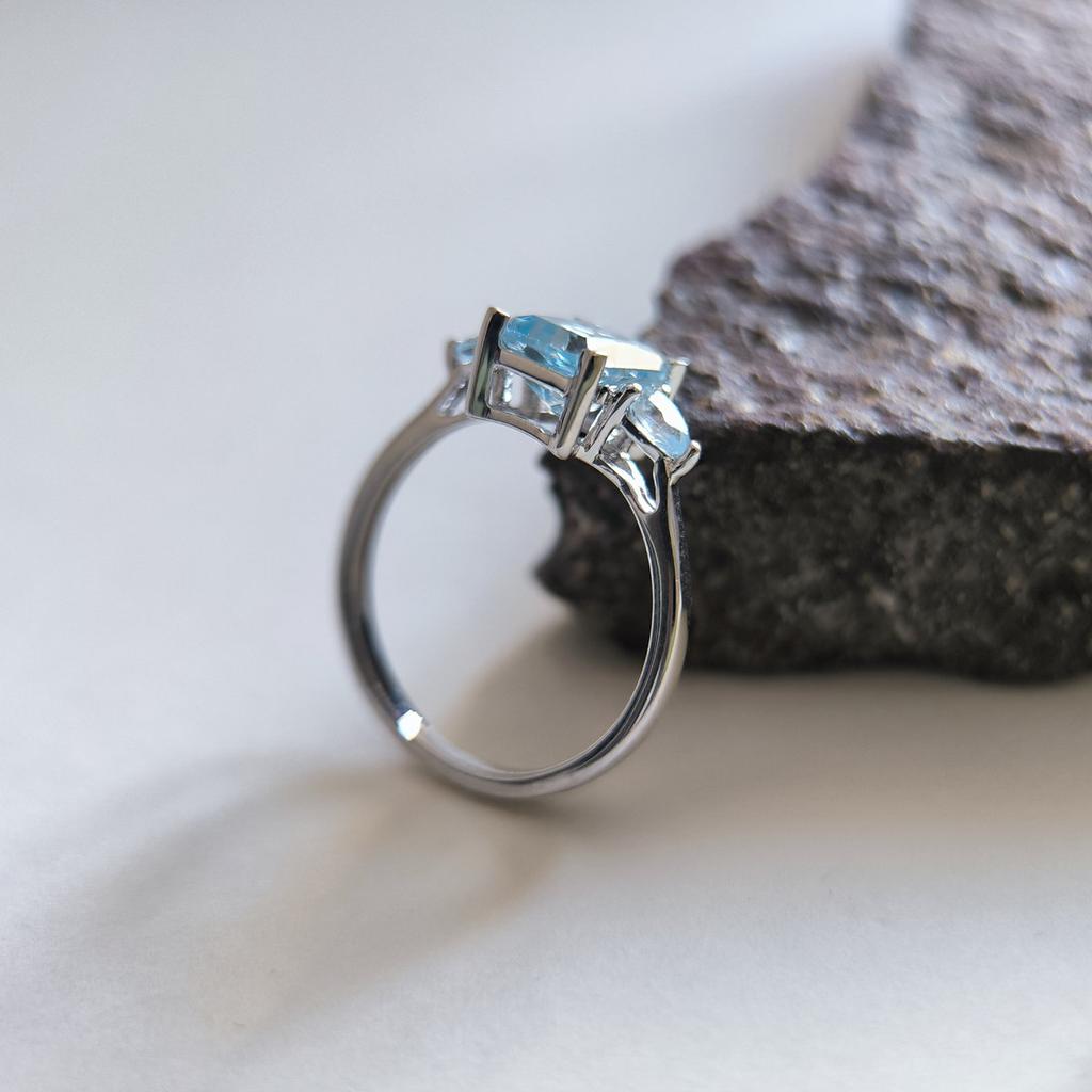 Silver Ring with Natural Topaz 2.25ct, Item Weight 2.37 G (2206903)