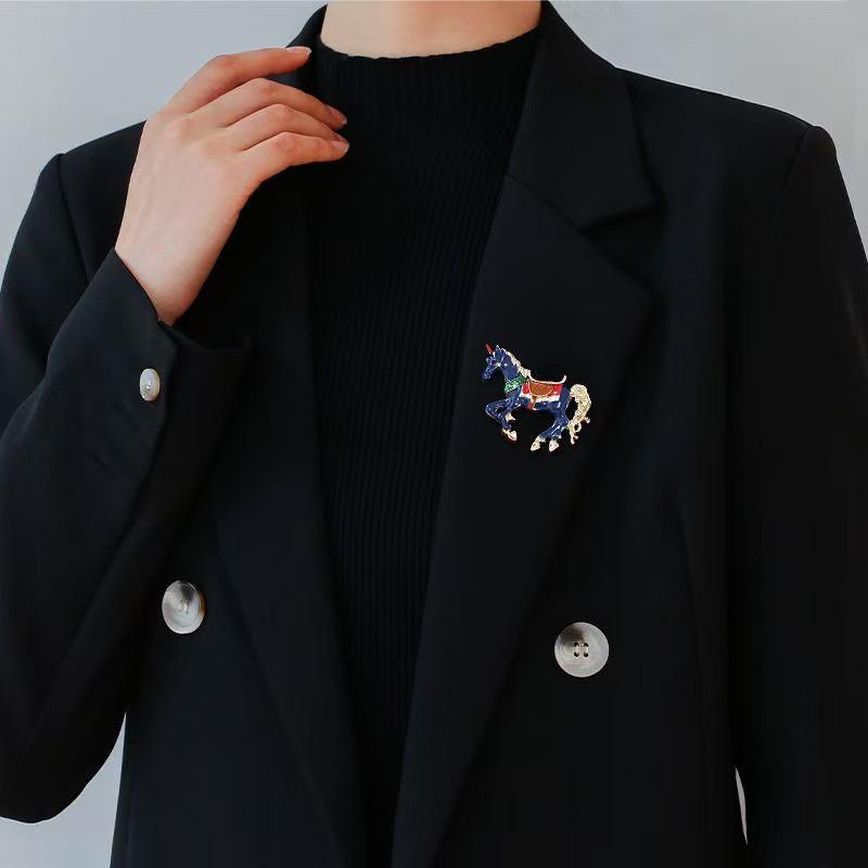 Elegant Unicorn Brooch: Fashionable Gold Pony Pin for Jackets and Accessories