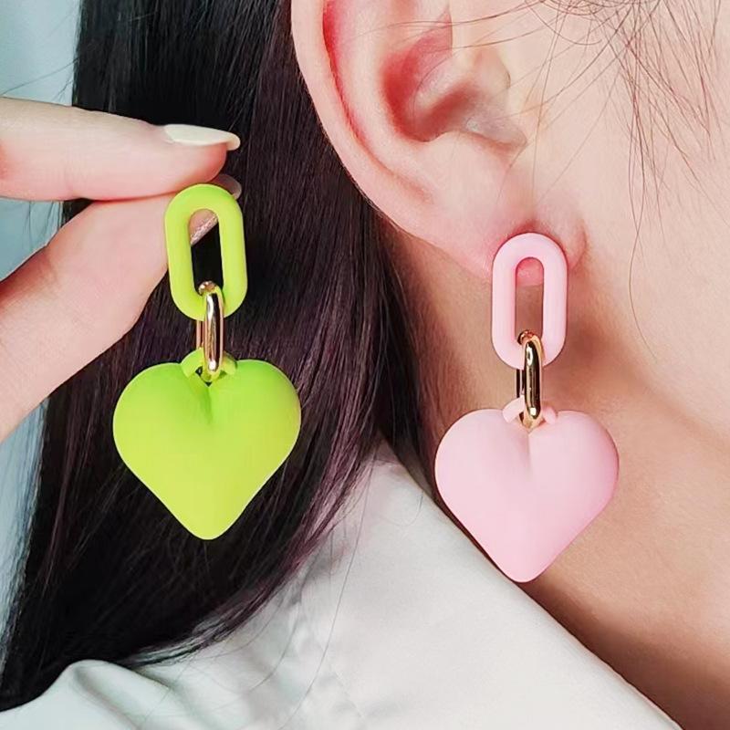Bunte Herzohrringe für Damen Retro Herbst und Winter Einfaches Süßes Schnallendesign Acryl-Ohrringe Party Hochzeits Schmuck