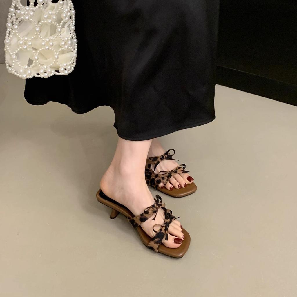 Hausschuhe Damen Oberbekleidung Sommer 2025 neue Sandalen mit dickem Absatz eckige Zehenpartie coole Hausschuhe mit Rock Damenschuhe Einwort-High Heels