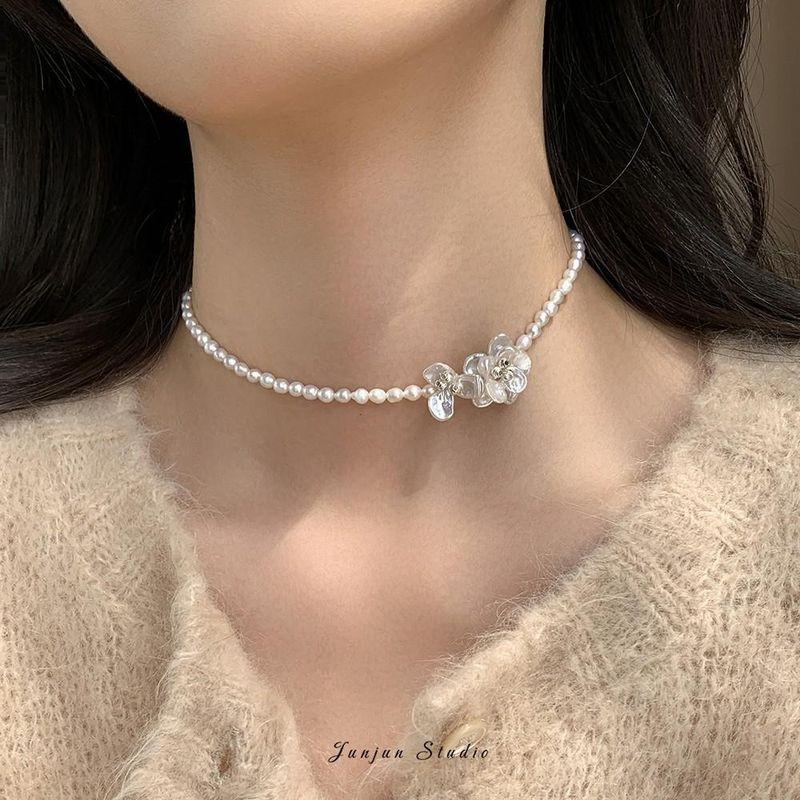 

Junjun Handmade Accessible Luxury Design Sweet Classy Small Pieces of Silver Pearl Ornament Camellia Necklace Choker Necklace Handmade crushed silver petal pearl neck chain