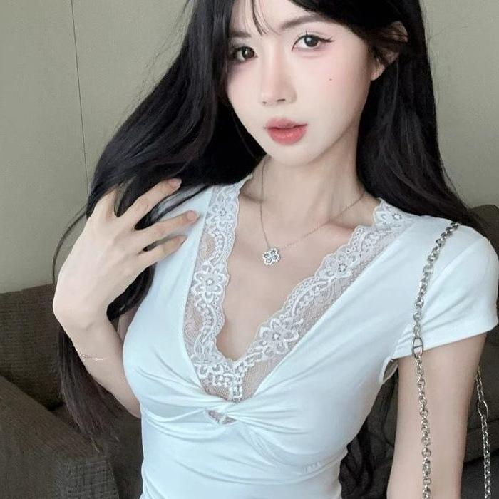 Lace splicing kink v-neck short-sleeved T-shirt women's summer design sense slim-fitting white pure desire wind tight and thin top