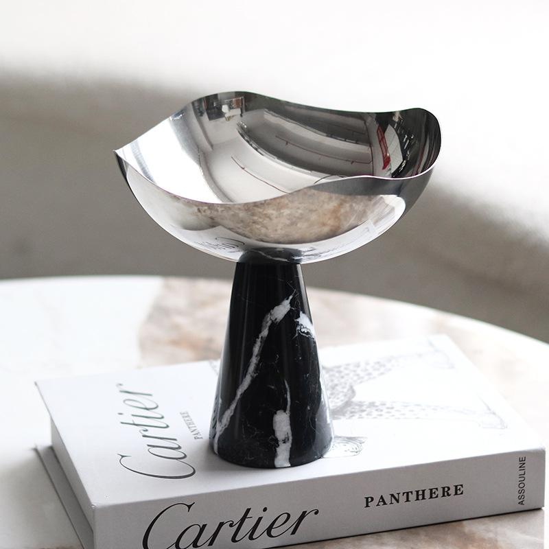 Lekki Luksus Nordic Marmurowy Talerz na Owoce Ozdoby Projektant Willi Modelowy Pokój Wysoki Metalowy Talerz na Przekąski z Suszonych Owoców Ozdoby