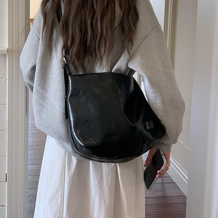 Versatile Korean Style Soft Leather Bag for Women 2025 New Commuting Class Large Capacity Tote Bag Retro Single Shoulder Crossbody Bag