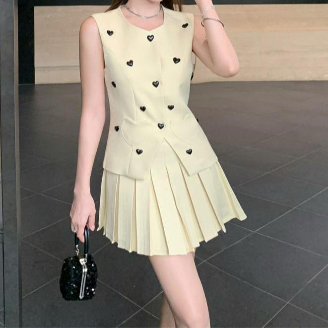 

Летний женский комплект из двух предметов в французском стиле: жилет и плиссированная миди-юбка. Large