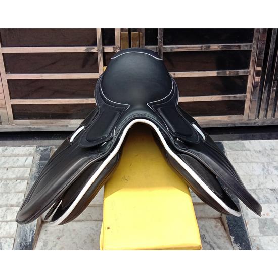 Leather Jumping Double Flap Saddle with Changeable Gullets – Elegant Cantle Design