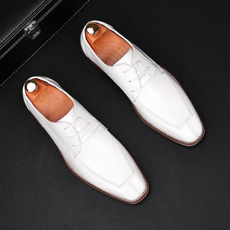 Luxury New Men's White Brown Lace Up Patent Leather Flats Shoes Gentleman Designer Homecoming Wedding Dress Footwear