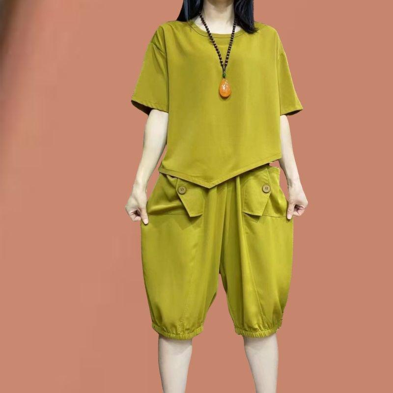 Chic Women's Plus Size Summer Two-Piece Set: Loose Short Sleeve T-shirt and Capris.