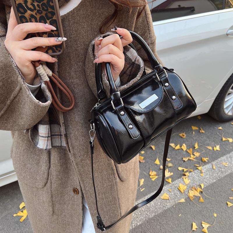 Super fire small bag women's autumn and winter 2025 new women's shoulder crossbody pillow bag versatile portable work small bag