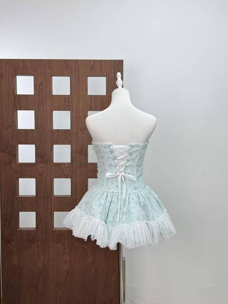 Retro Sweetheart Strapless Dress with 3D Petals and Cinched Waist