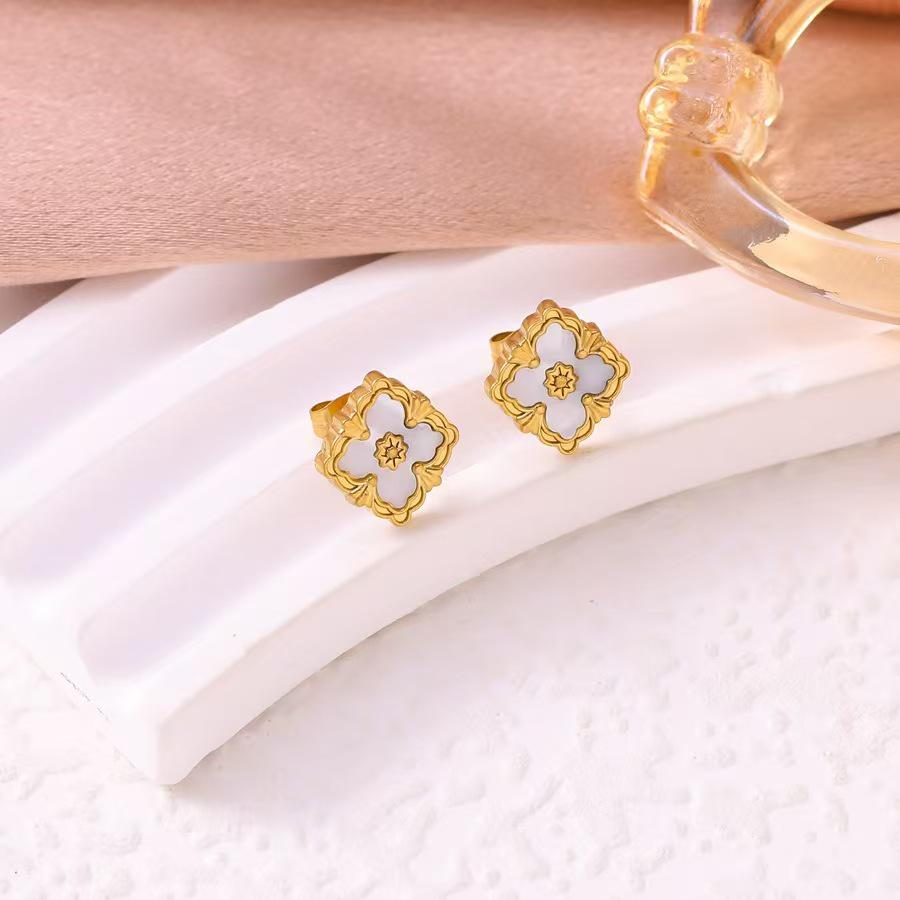 European Three-Piece Jewelry Set: Retro Black Gold Four-Leaf Clover Necklace, Earrings, and Bracelet