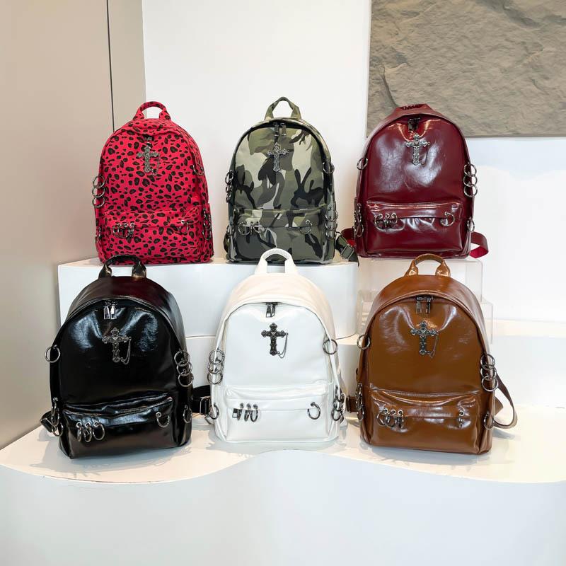 Zaino1011 nuovo stile punk personalità europea e americana zaino con borchie a croce zaino in PU tendenza moda borsa da donna