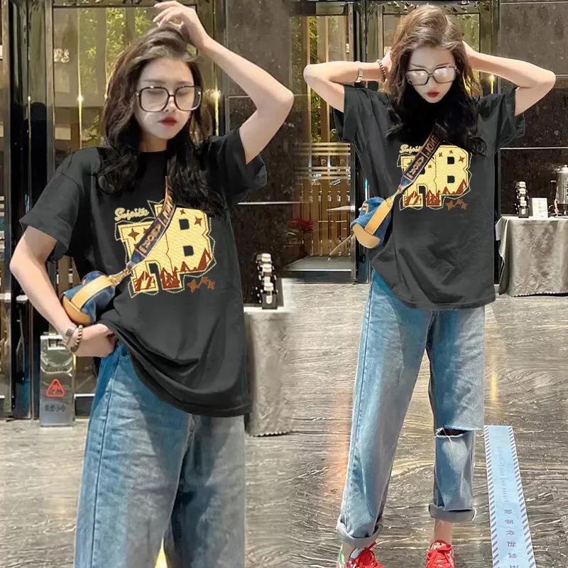 Damski T-shirt z czystej bawełny o luźnym kroju z prostymi ramionami - Wzór na lato 2024