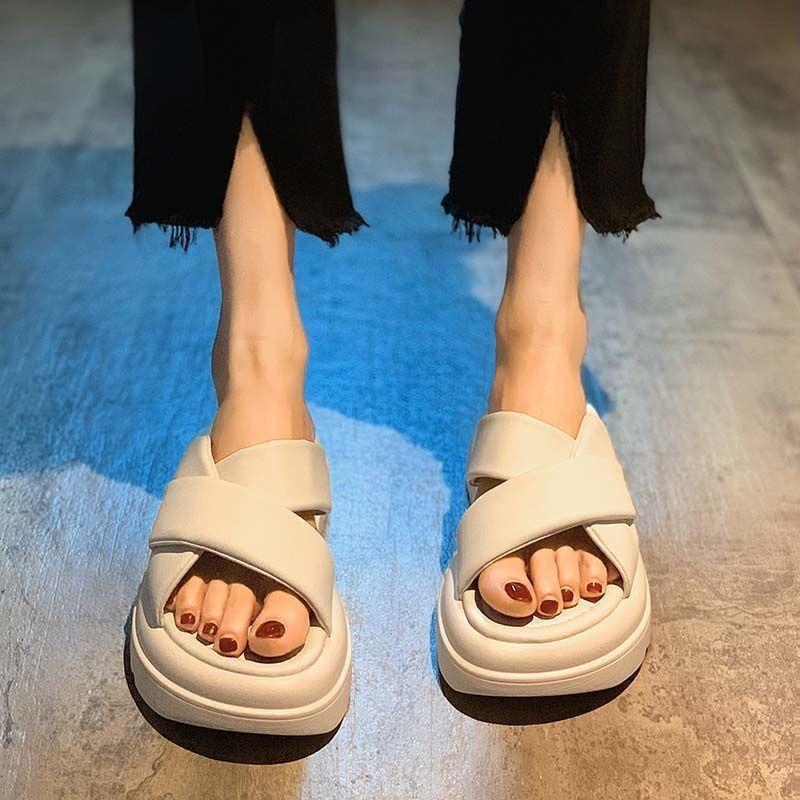 Pantoufles vêtements d'extérieur femmes été 2025 nouvelles à la mode polyvalentes petites à semelle épaisse muffin antidérapantes décontractées pantoufles cool