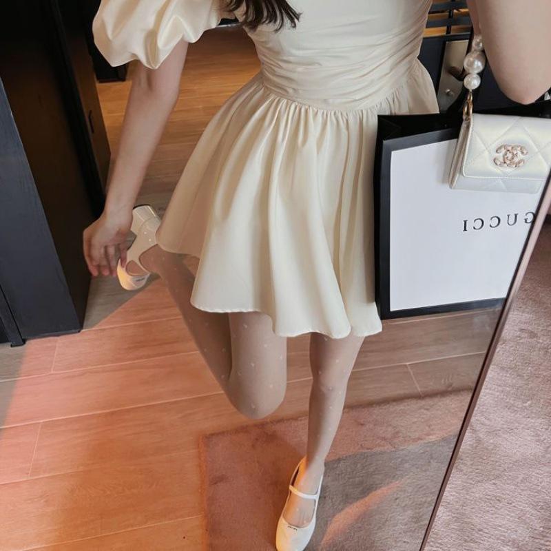 Purely want to wear two bubble sleeve dresses with waist closed, one word off-the-shoulder waist puffy short skirt, small holiday skirt summer